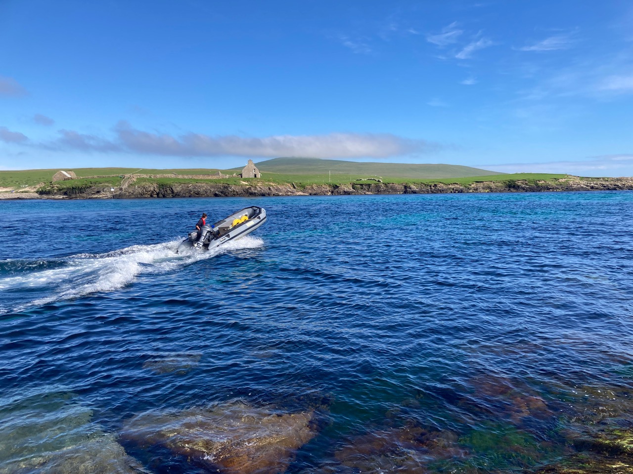 Schlauchboot Auf Meer.jpeg