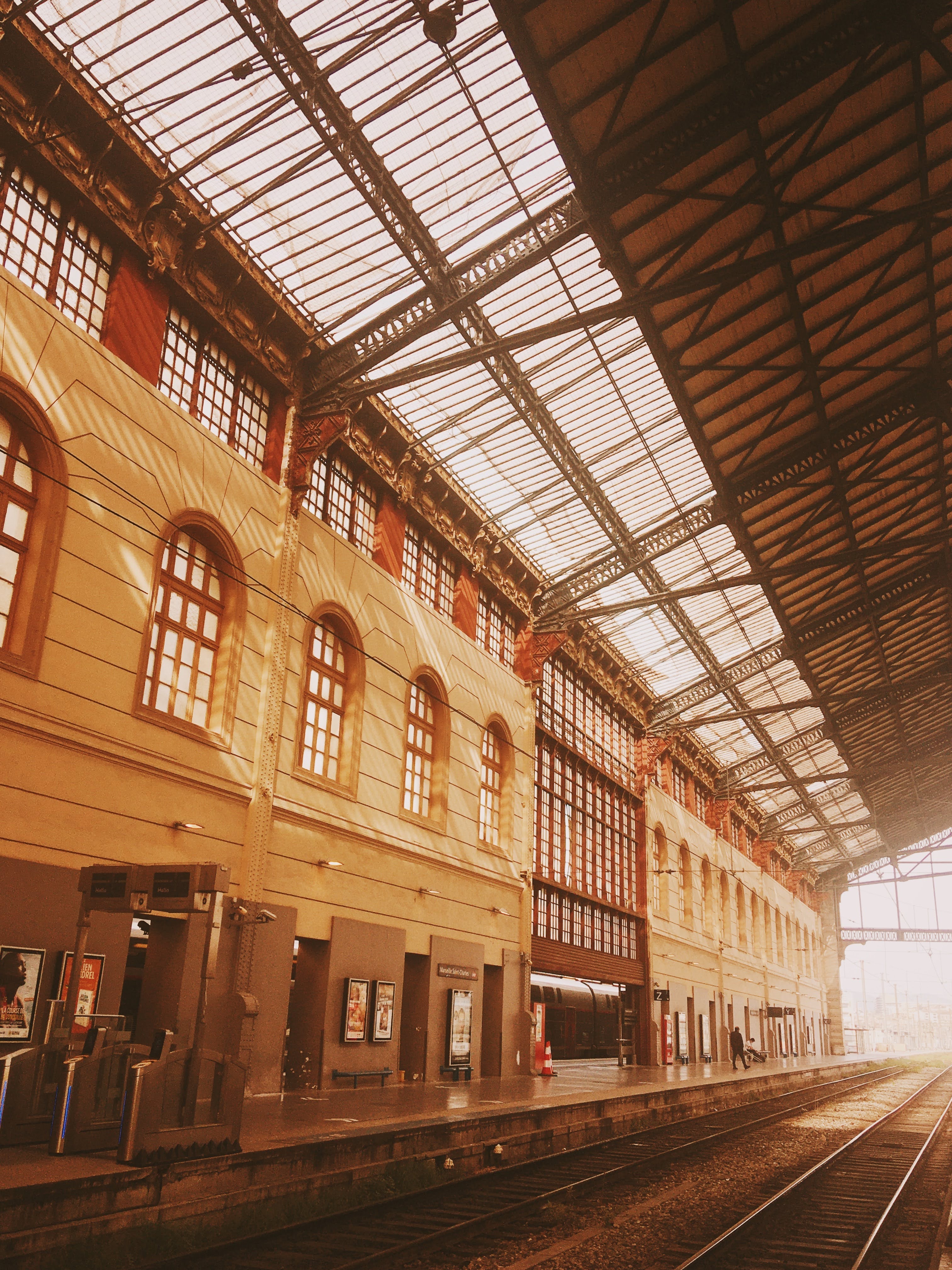 Marseille Bahnhof Raphaelle E8zpncpus7g Unsplash.jpg
