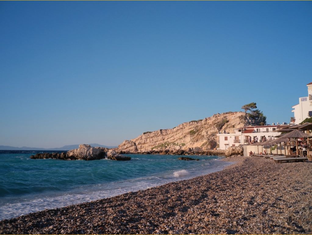 Steinstrand Auf Der Griechischen Insel Samos.jpg