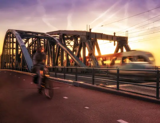 Veloferien   Fahrradfahrt Im Sonnuntergang