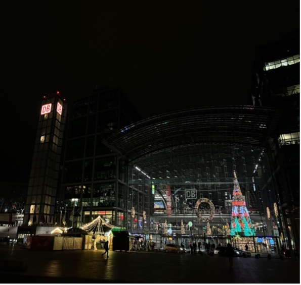 01 Bahnhof Berlin.jpg